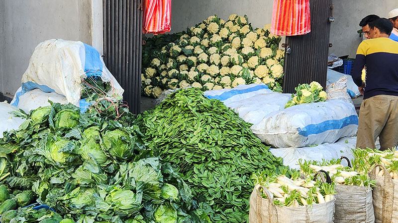 দিনাজপুরের সবজি সরবরাহ করতে পারছেন না চাষীরা