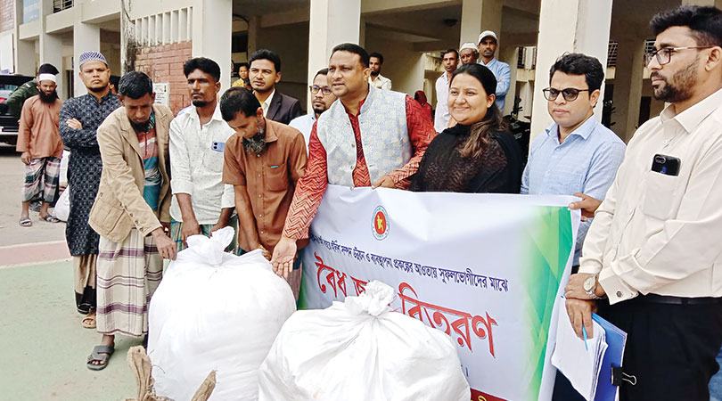 বরগুনায় মাছ ধরার উপকরণ পেলেন জেলেরা