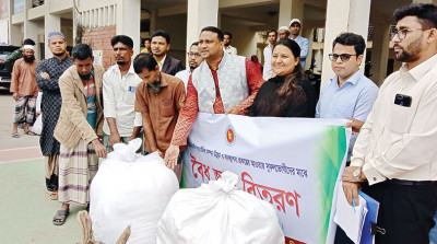 বরগুনায় মাছ ধরার উপকরণ পেলেন জেলেরা