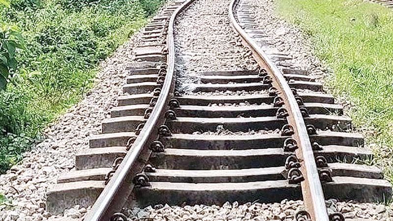 দুর্ঘটনা থেকে রক্ষা পেল সীমান্ত এক্সপ্রেস