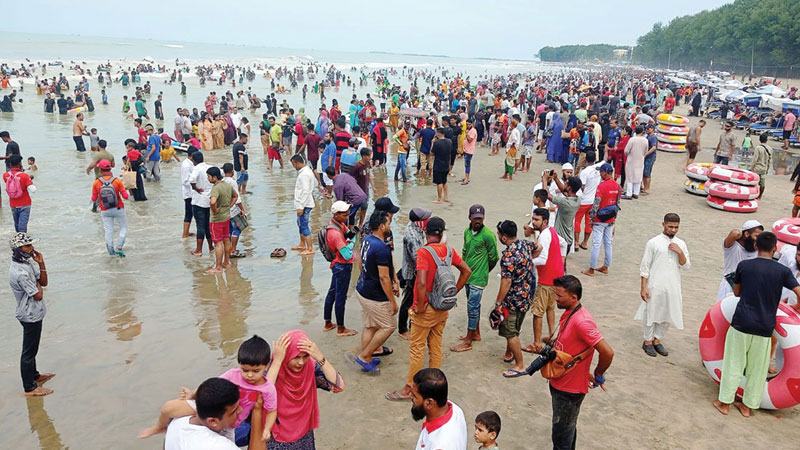 পর্যটক বেড়েছে কক্সবাজারে