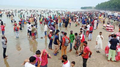 পর্যটক বেড়েছে কক্সবাজারে