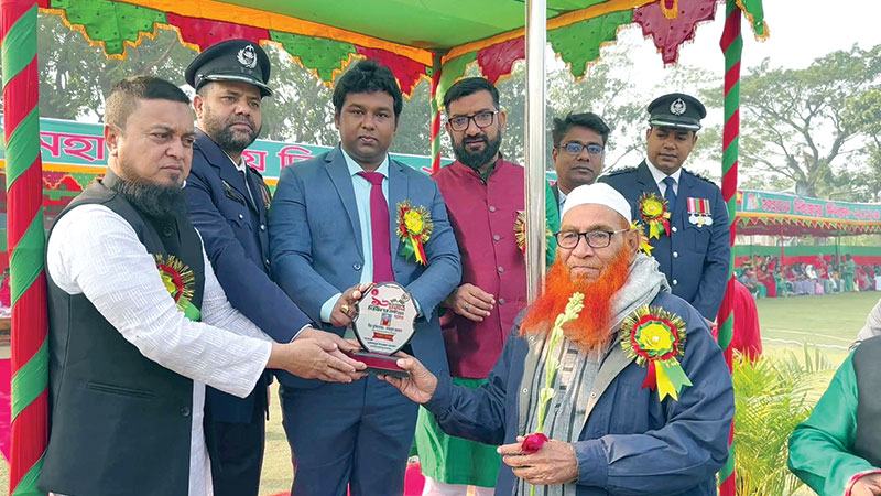 হিলিতে মুক্তিযোদ্ধা ও শহীদ পরিবারকে সংবর্ধনা