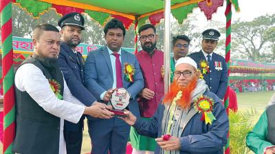 হিলিতে মুক্তিযোদ্ধা ও শহীদ পরিবারকে সংবর্ধনা