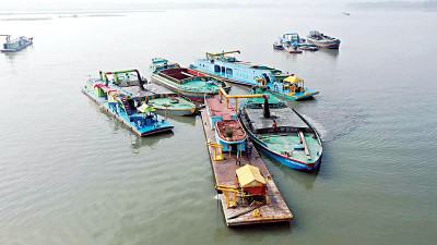 নিষেধাজ্ঞা থাকলেও চুম্বক ড্রেজার দিয়ে মেঘনায় বালি উত্তোলন