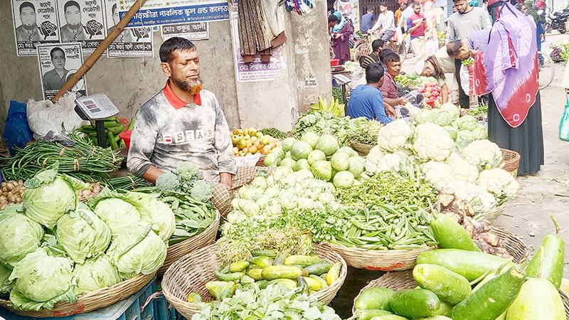 সাতক্ষীরায় উৎপাদন বাড়লেও দাম কমেনি সবজির