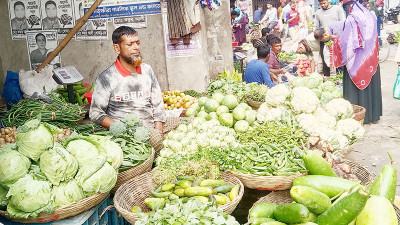 সাতক্ষীরায় উৎপাদন বাড়লেও দাম কমেনি সবজির