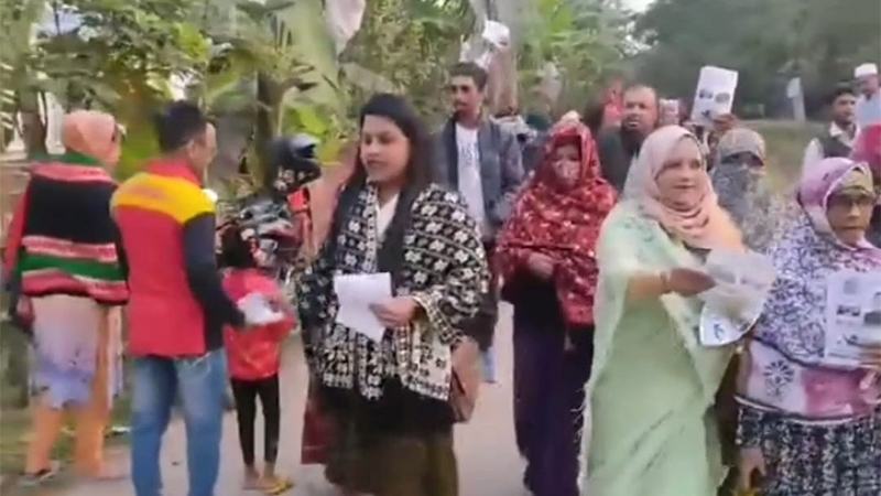 বরিশালে নৌকায় ভোট চাইলেন পো‌লিং কর্মকর্তা