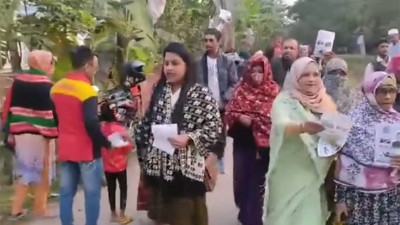 বরিশালে নৌকায় ভোট চাইলেন পো‌লিং কর্মকর্তা