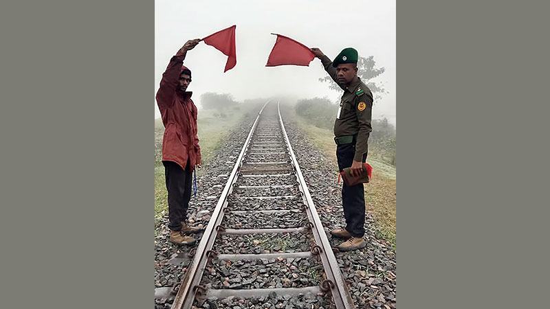 দুর্ঘটনা থেকে রক্ষা পেল ট্রেনযাত্রীরা