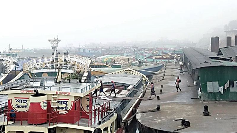 আশুগঞ্জ নদীবন্দরে কুয়াশায় বিঘ্নিত পণ্য খালাস