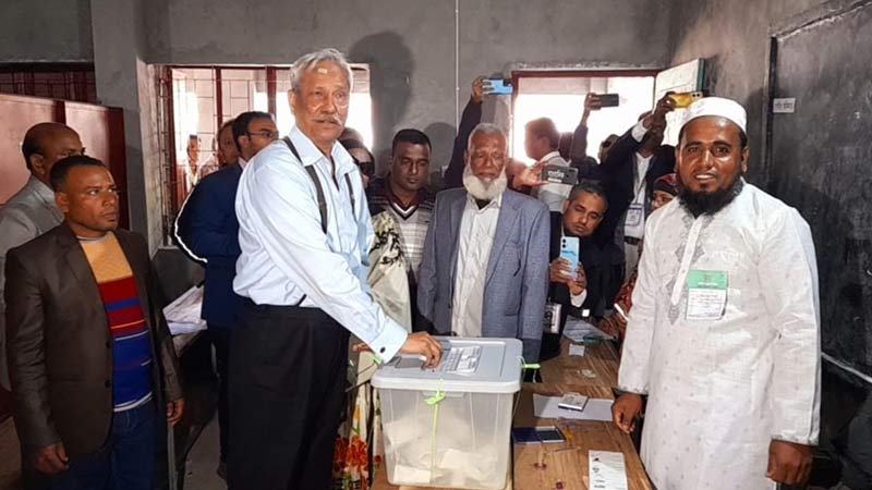 ‘এখন কথা বলার সময় না’, ভোট দিয়ে বললেন শাহজাহান ওমর