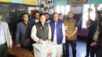    টানা ছুটি ভোটার উপস্থিতিতে কিছুটা প্রভাব ফেলছে