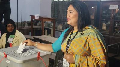 মানিকগঞ্জে ভোট দিলেন স্বাস্থ্যমন্ত্রী জাহিদ মালেক ও মমতাজ