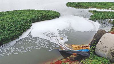 সাভারে ধলেশ্বরী নদী দূষণের মাত্রা বেড়েই চলেছে