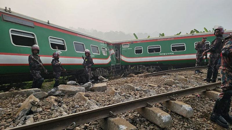 এলপিজি ও ইন্ডাস্ট্রিয়াল অক্সিজেন ব্যবহার করে কাটা হয় রেলপথ
