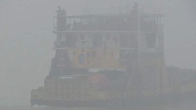 ঘন কুয়াশায় মাঝ পদ্মায় আটকে পড়েছে ৪ ফেরি