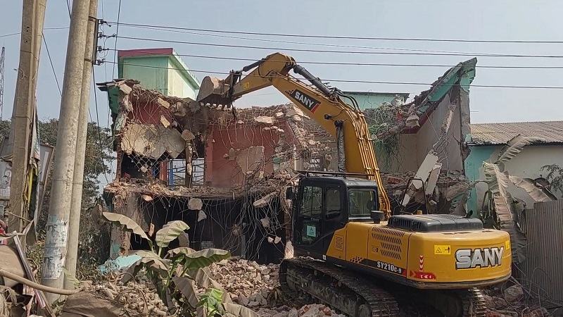 মুন্সিগঞ্জে অবৈধ স্থাপনা উচ্ছেদ, বাধা কাটল মুক্তারপুর-পঞ্চবটি সড়ক প্রশস্তকরণের