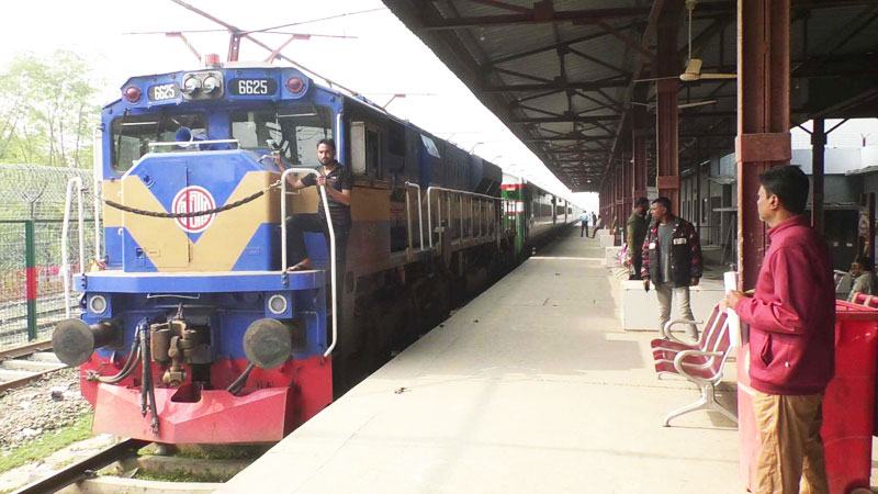 পাঁচদিন পর চলল বেনাপোল এক্সপ্রেস