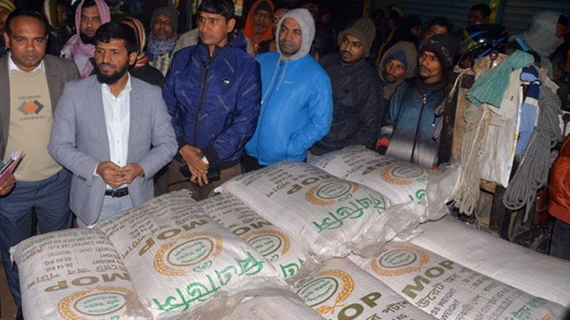 যশোরে ২০ বস্তা সারসহ দুজন আটক