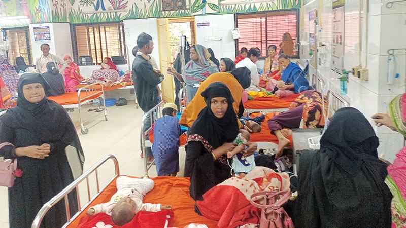 কক্সবাজার সদর হাসপাতালের শিশু ওয়ার্ডে রোগীর চাপ