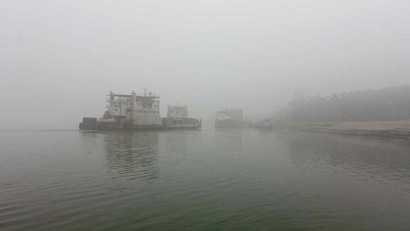 ৬ ঘণ্টা বন্ধ থাকার পর দৌলতদিয়া-পাটুরিয়া রুটে ফেরি চলাচল শুরু