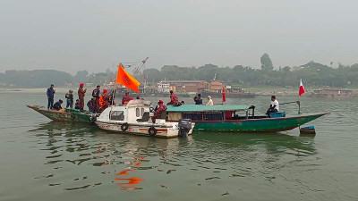‘প্রত্যয়’ না আসায় পাটুরিয়ায় শুরু হয়নি ফেরি উদ্ধারের কাজ