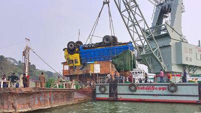 ‘প্রত্যয়’ না আসায় শুরু হয়নি ফেরির উদ্ধারকাজ