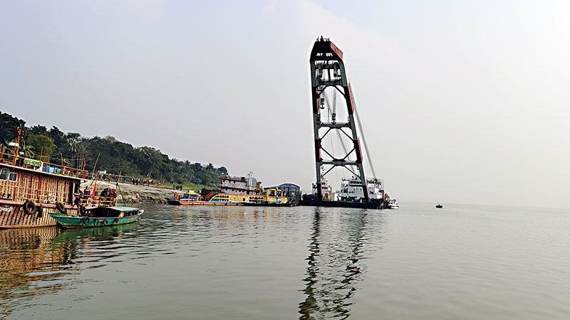 উদ্ধারকাজে বিলম্ব, খোঁজ মেলেনি চালকের