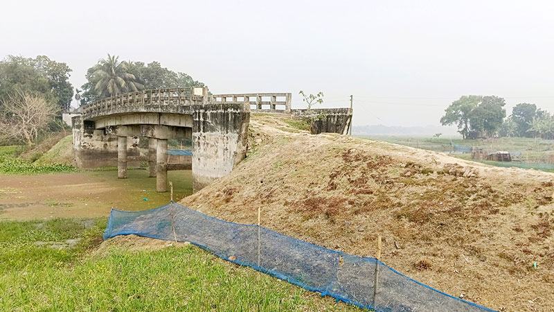 ফরিদপুরে ৮০ লাখ টাকার সেতুতে নেই সংযোগ সড়ক