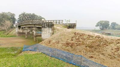 ফরিদপুরে ৮০ লাখ টাকার সেতুতে নেই সংযোগ সড়ক