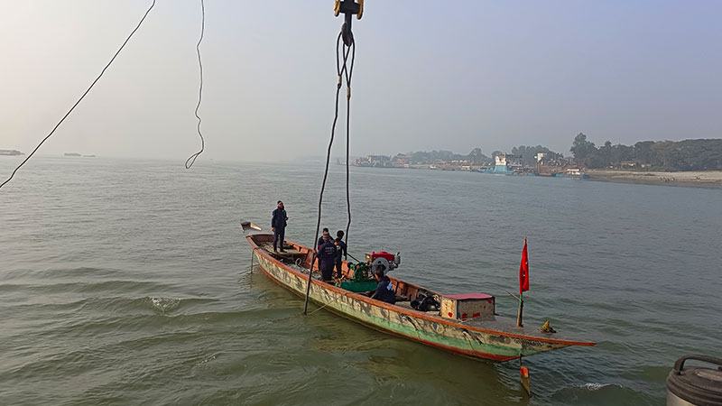 চতুর্থ দিনেও উদ্ধার হয়নি ফেরি ও ট্রাক