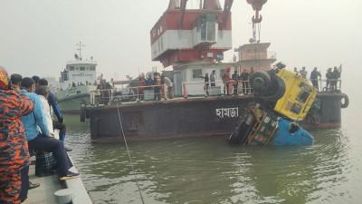 পাটুরিয়ায় ফেরিডুবির ঘটনায় আরো একটি ট্রাক উদ্ধার