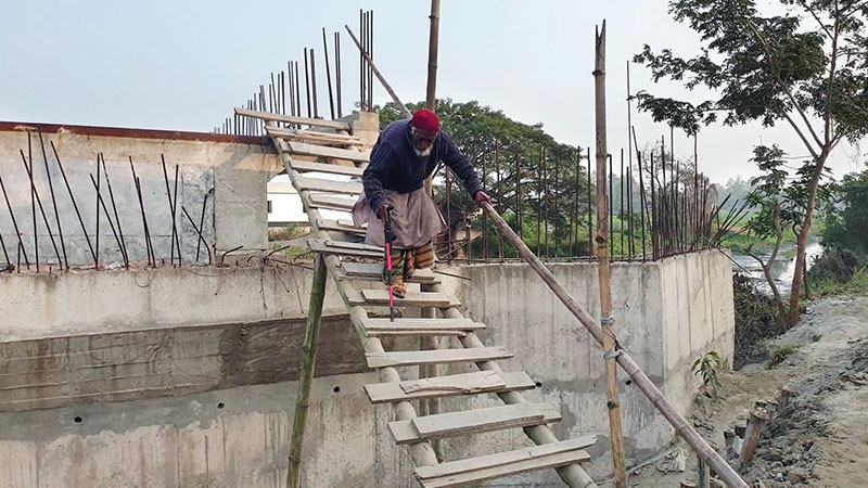 মুন্সিগঞ্জে নকশা জটিলতার অজুহাতে সেতুর কাজ বন্ধ