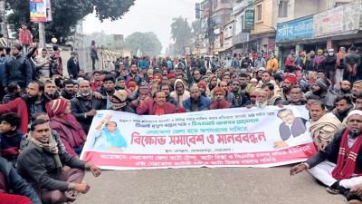 নেত্রকোনায় চাঁদাবাজির প্রতিবাদে শ্রমিকদের সড়ক অবরোধ