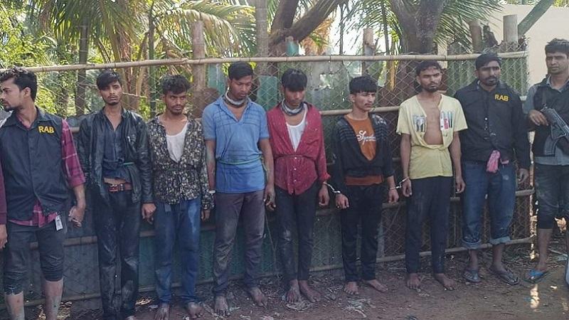 কক্সবাজারে অস্ত্রসহ ৬ জলদস্যু গ্রেফতার