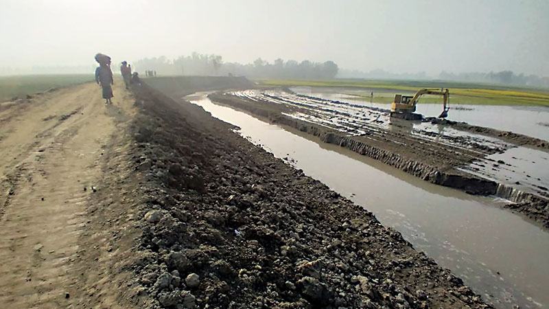 ফসলি জমির মাটি কেটে রাস্তা সংস্কারের অভিযোগ