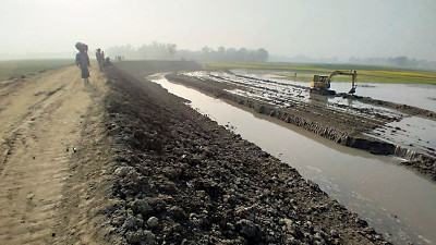 ফসলি জমির মাটি কেটে রাস্তা সংস্কারের অভিযোগ