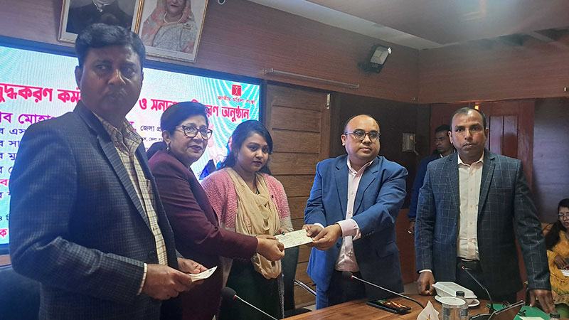 বাগেরহাটে নারী উদ্যোক্তাদের আর্থিক সহায়তা