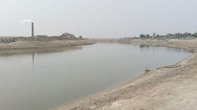 সাতক্ষীরায় ইটভাটা রক্ষায় বাঁক পরিবর্তন করে নদী খনন