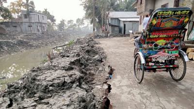 বরিশালে অপরিকল্পিত খাল খননে ভাঙছে সড়ক