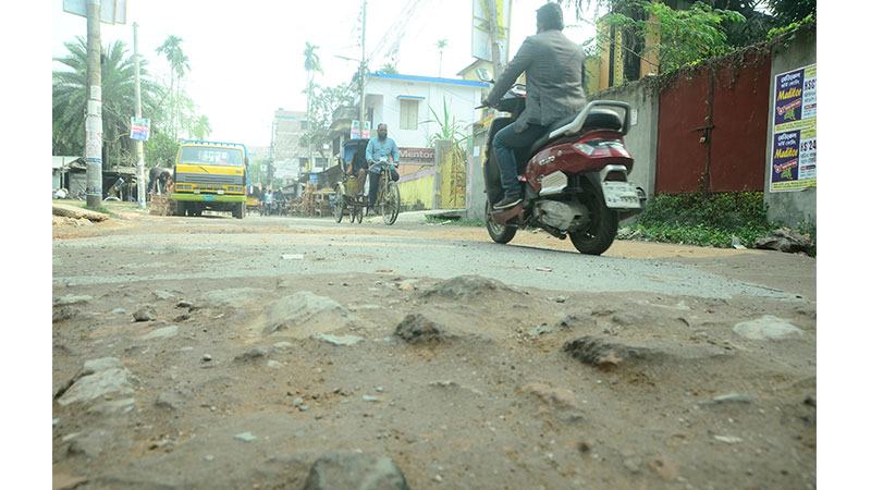 যশোর পৌরসভার ৩৩ শতাংশ সড়কই চলাচলের অনুপযোগী