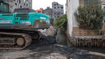 খাল দখল করে রাস্তা বানিয়েছে ডিএনসিসি