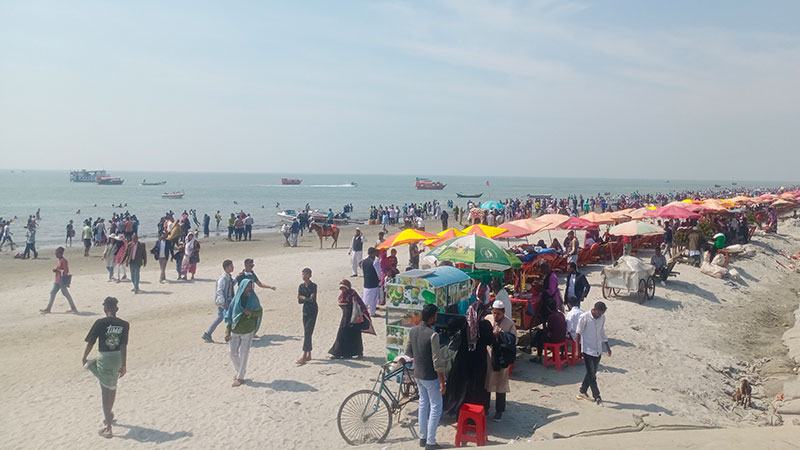 ছুটির দিনে কুয়াকাটায় পর্যটকের ঢল