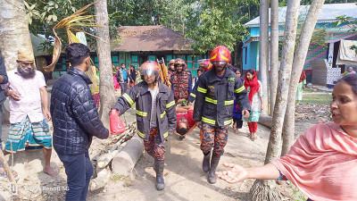 বরিশালে বোমা বিস্ফোরণে পুলিশসহ আহত ৩