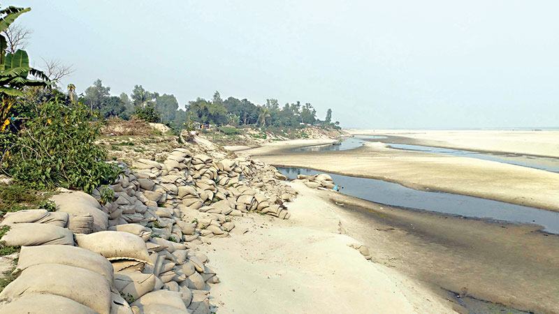দেড় দশকে ২ হাজার কোটি টাকা ব্যয় করলেও থামেনি ভাঙন