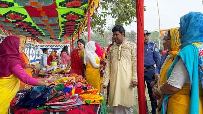 হিলিতে নারী উদ্যোক্তাদের পণ্য প্রদর্শনী