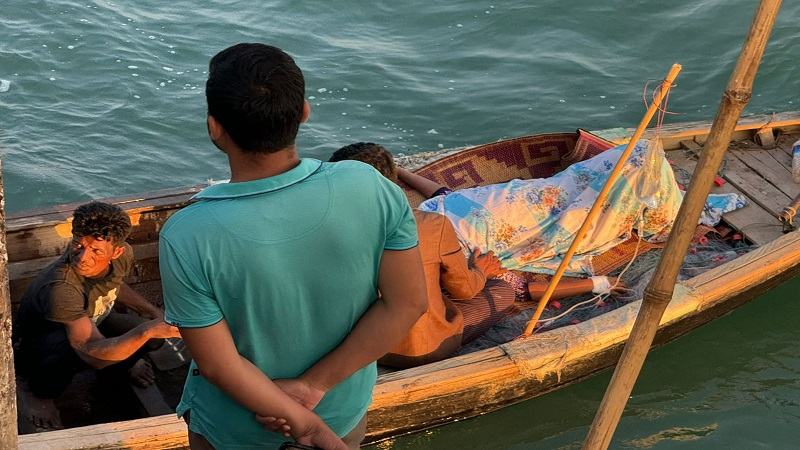 গুলিবিদ্ধ নারীকে নিয়ে শাহপরীর দ্বীপে রোহিঙ্গাদের নৌকা