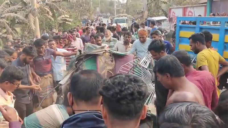 টাঙ্গাইলে অটোরিকশা-পিকআপ সংঘর্ষে নিহত ৪