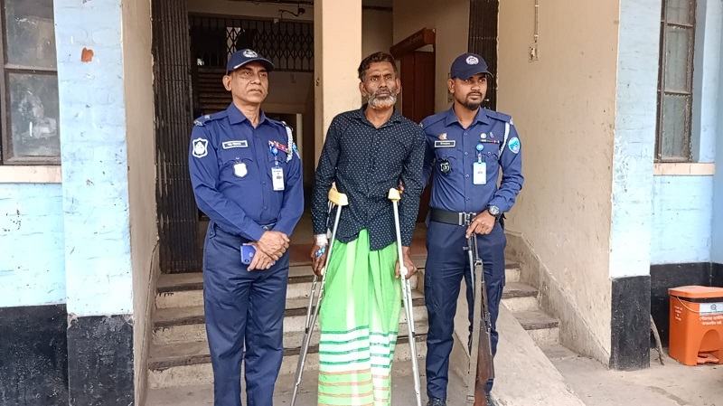 লরির ধাক্কায় অটোরিকশার ৩ যাত্রী নিহত, চালক গ্রেফতার